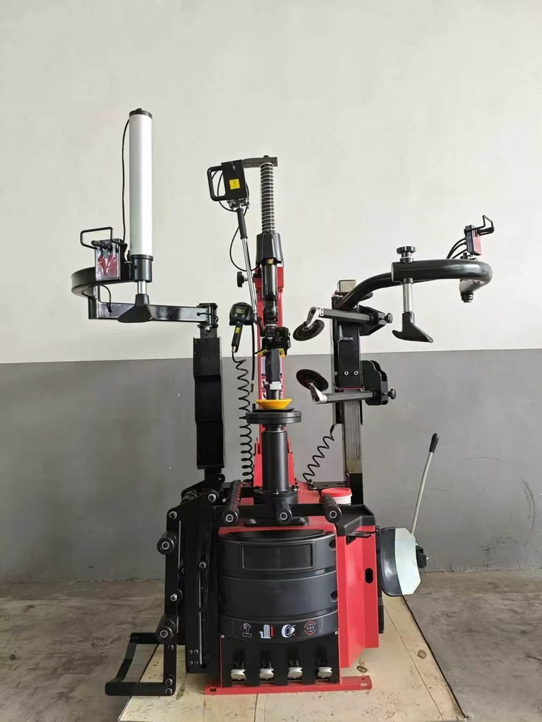 Máy ra vào lốp định tâm trụ đứng, có tay hỗ trợ bên trái và phải, công suất 1.5 kW (1 pha. màu đỏ RAL3002)